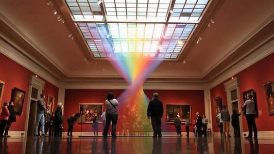 Gabriel Dawe, l'artista che riproduce l'arcobaleno in una stanza