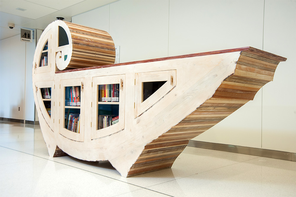"Nautilus, di Katie Hudnall"- Una vera e propria barca colma di libri che permette di immergersi nella lettura.
