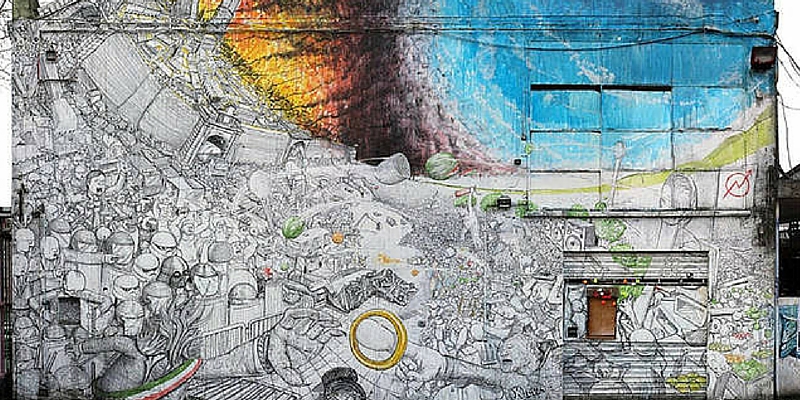 Lo street artist Blu cancella per protesta le sue opere dai muri di Bologna