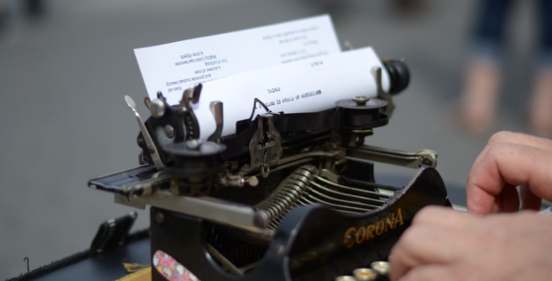 Poeti a Chicago con macchina da scrivere