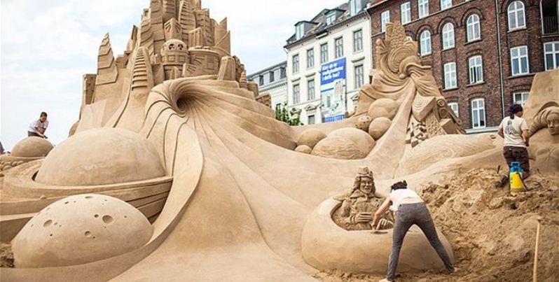 Ecco le sculture di sabbia letterarie, per promuovere la lettura in spiaggia