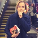 L'attrice Emma Watson distribuisce libri per la metropolitana di Londra con dedica