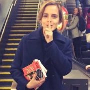 L'attrice Emma Watson distribuisce libri per la metropolitana di Londra con dedica 6 L'attrice Emma Watson distribuisce libri per la metropolitana di Londra con dedica