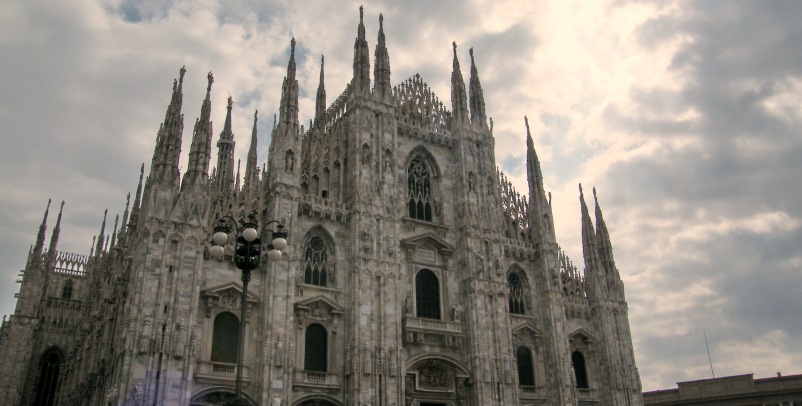 Precipita dalla terrazza del Duomo di Milano e muore, annullato concerto di Natale