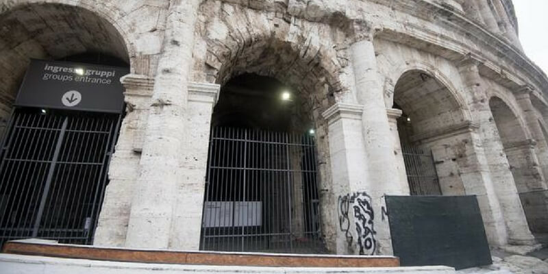 Sfregiato il Colosseo, imbrattato un pilastro dell'Anfiteatro Flavio