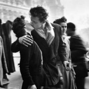 "Le Baiser De L’Hotel De Ville", la storia del bacio più famoso della fotografia 2 "Le Baiser De L’Hotel De Ville", la storia del bacio più famoso della fotografia