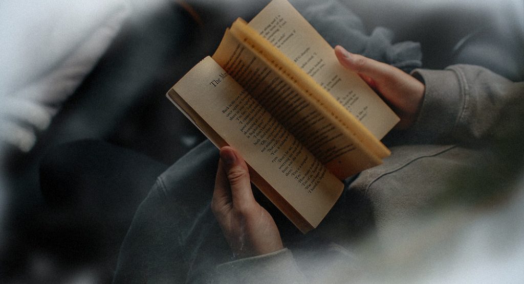 Giornata mondiale della lentezza, i 7 vantaggi di leggere lentamente
