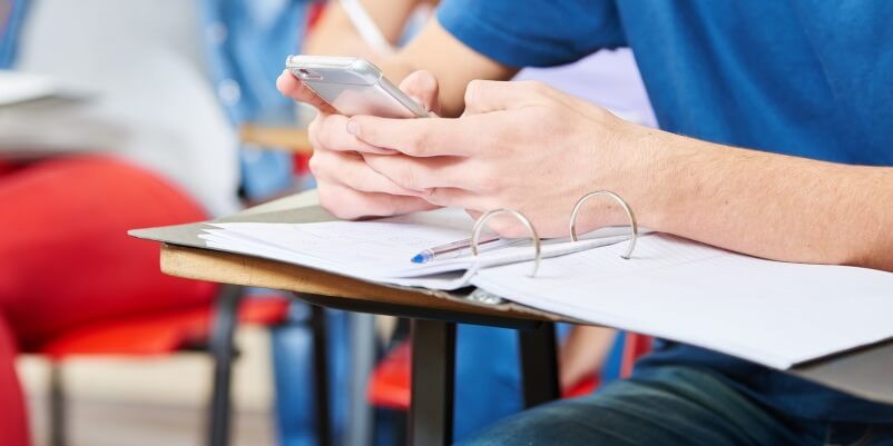 Smartphone accesi durante l’orario scolastico, gli studenti lo fanno già