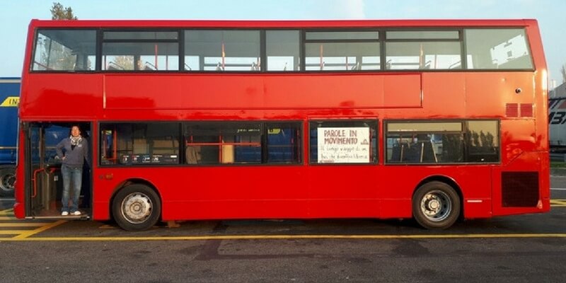Dennis, il primo bus londinese trasformato in una libreria