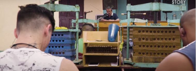 La lettura pubblica nelle fabbriche di sigari a Cuba