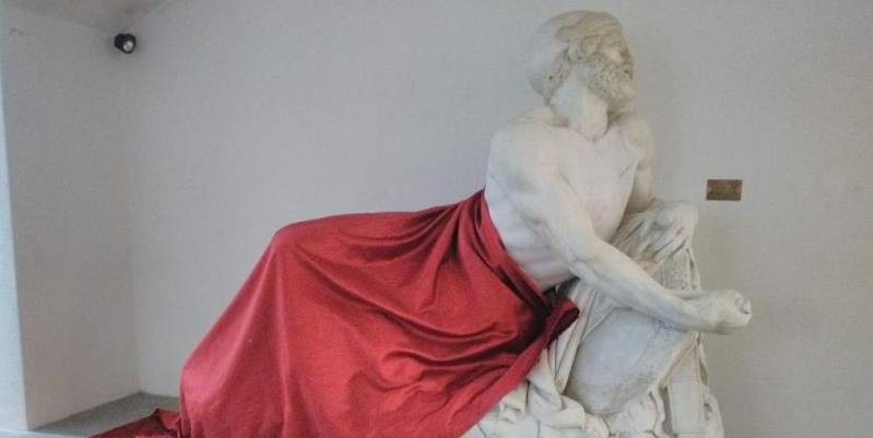 Statua coperta e quadro tolto, nuovo caso di censura artistica