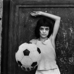 La bambina con il pallone Little girl with a soccer ball 1980 © Letizia Battaglia 1