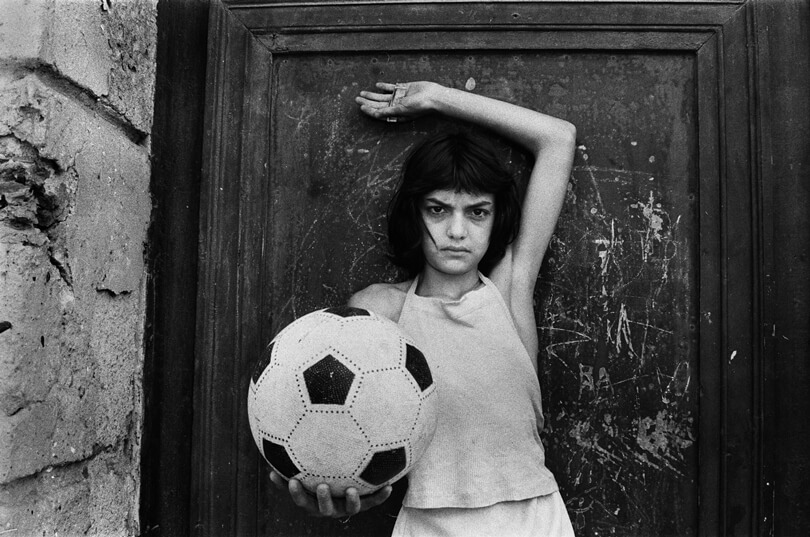La bambina con il pallone Little girl with a soccer ball 1980 © Letizia Battaglia 1