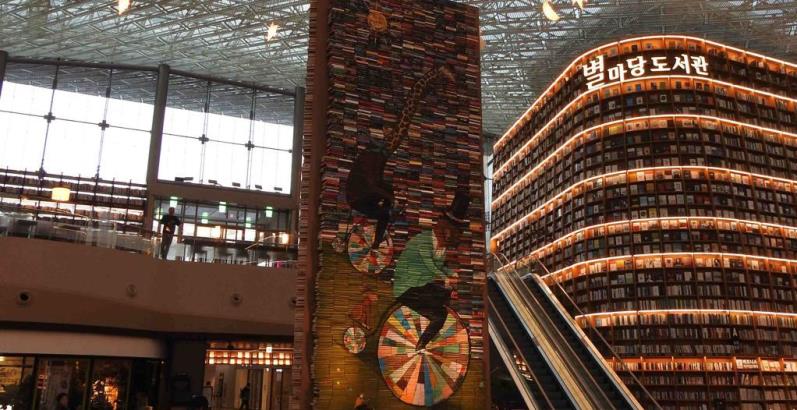 Un albero di Natale di 14.000 libri nella biblioteca di Seoul