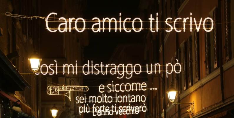 Bologna, le luminarie omaggiano Lucio Dalla (con refuso)