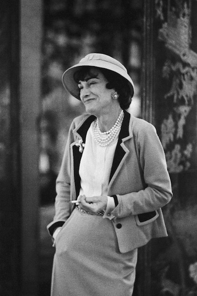 Coco Chanel nel suo appartamento 1957 A© Mark Shawmptvimages.com