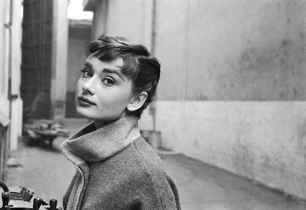 Audrey Hepburn sul set di Sabrina 1953 © Mark Shawmptvimages.com