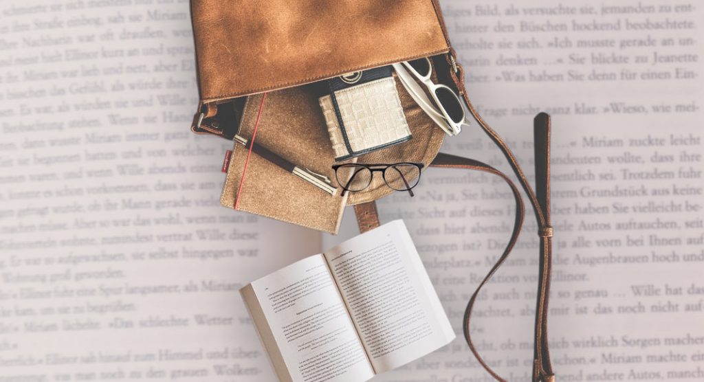 Gli oggetti che non possono mancare nella borsa di un lettore