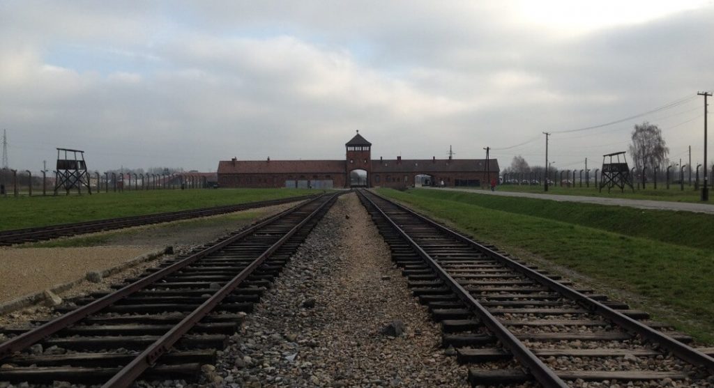 Auschwitz dice no ai selfie sui binari, mancano di rispetto alle vittime