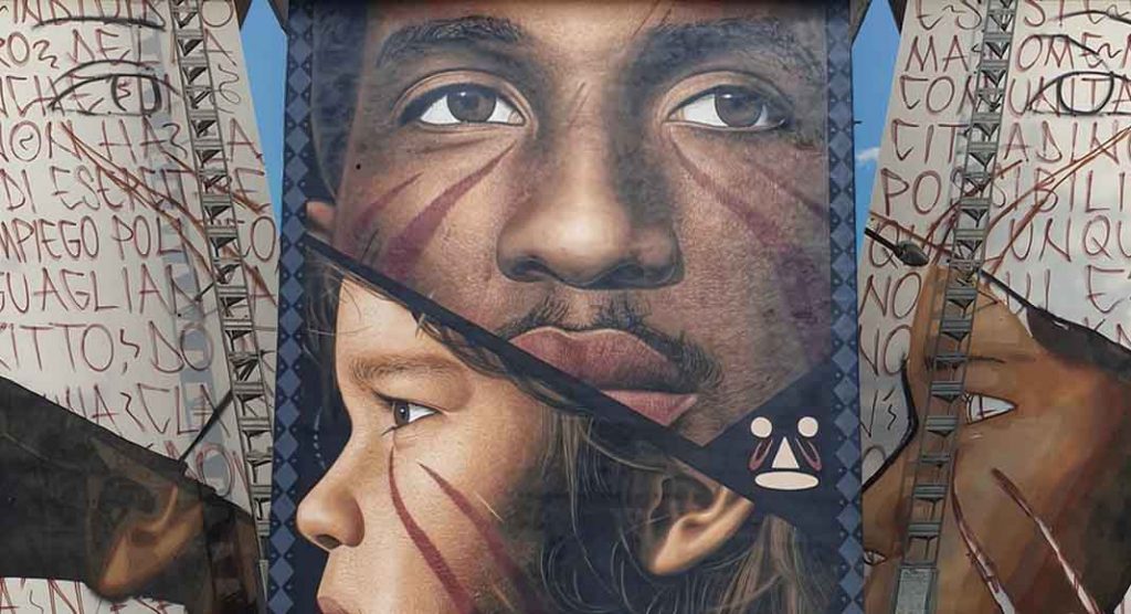 L'ultimo graffito di Jorit rappresenta il migrante con la pagella in tasca