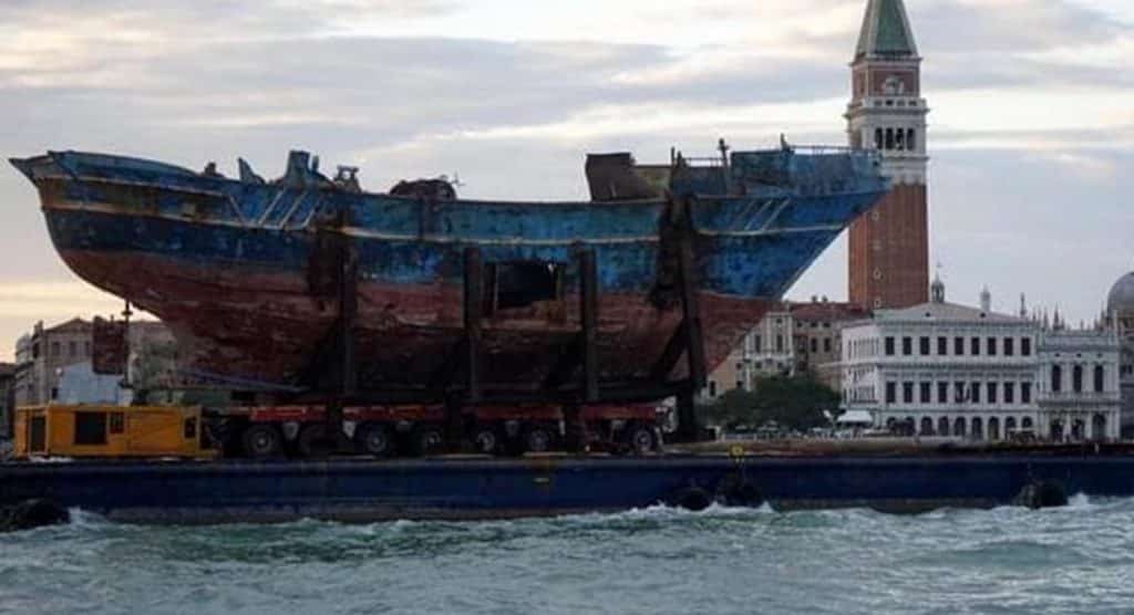 La nave su cui morirono 1000 migranti è ora alla Biennale di Venezia