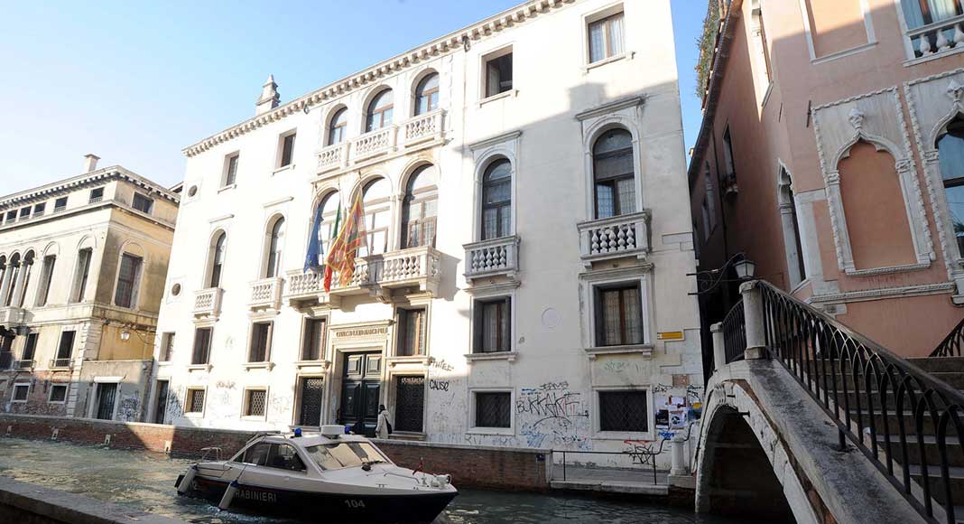 Preside di Venezia si toglie la vita per gli attacchi di studenti e insegnanti