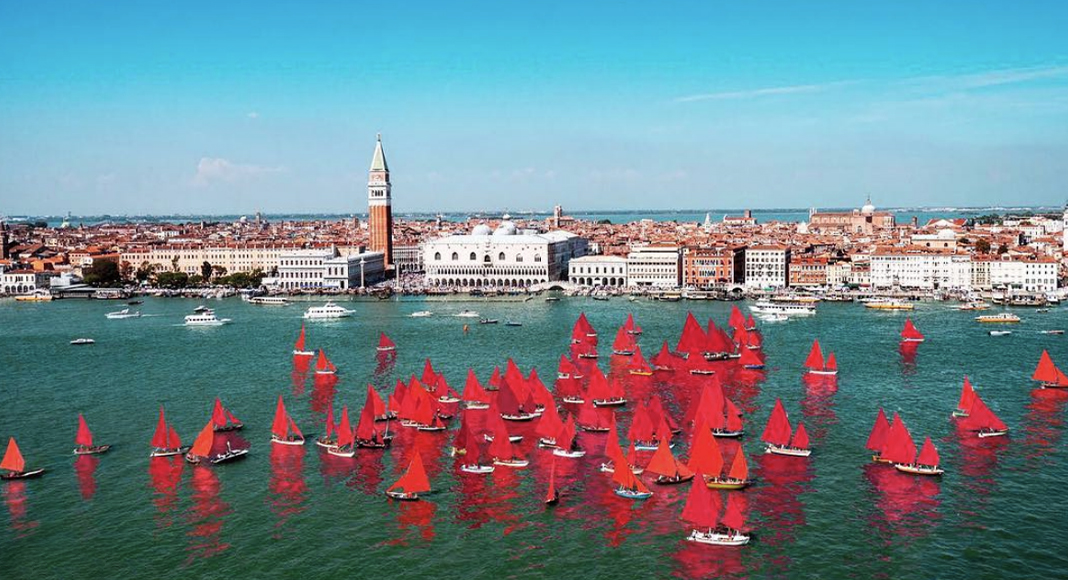 Red Regatta, le 52 navi dalle vele rosso fuoco hanno invaso Venezia