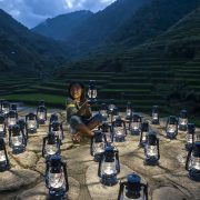 100 fotografie che cambieranno la nostra visione del Pianeta 4 bambina lanterne