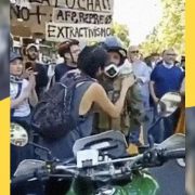 Rivolte in Cile, l'abbraccio rivoluzionario tra militante e militare 2 Rivolte in Cile, l'abbraccio rivoluzionario tra militante e militare