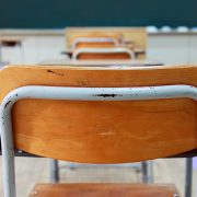 Chi denuncia paga un prezzo, la maestra sospesa per aver denunciato gli abusi su un'alunna 3 denuncia maestra