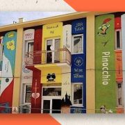La facciata della biblioteca di Biccari, a Foggia, è decorata con le copertine dei libri intramontabili 2 biblioteca-biccari
