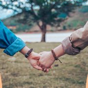 I piccoli gesti che prima davamo per scontato che oggi ci mancano 2 I piccoli gesti che prima davamo per scontato che oggi ci mancano