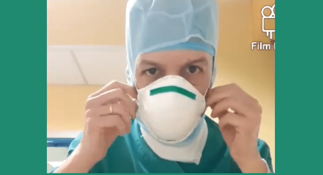 "Dedicato ai colleghi", il commuovente video dell'infermiere prima di entrare in terapia intensiva
