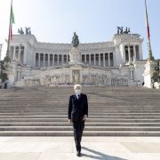 25 aprile, Mattarella solo all'altare della Patria: "Ricordiamo la Resistenza" 2 25 aprile, Mattarella solo all'altare della Patria: "Ricordiamo la Resistenza"