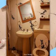 Banksy, "Mia moglie odia quando lavoro a casa". L'ultima opera è in bagno 3 Banksy, "Mia moglie odia quando lavoro a casa". L'ultima opera è in bagno