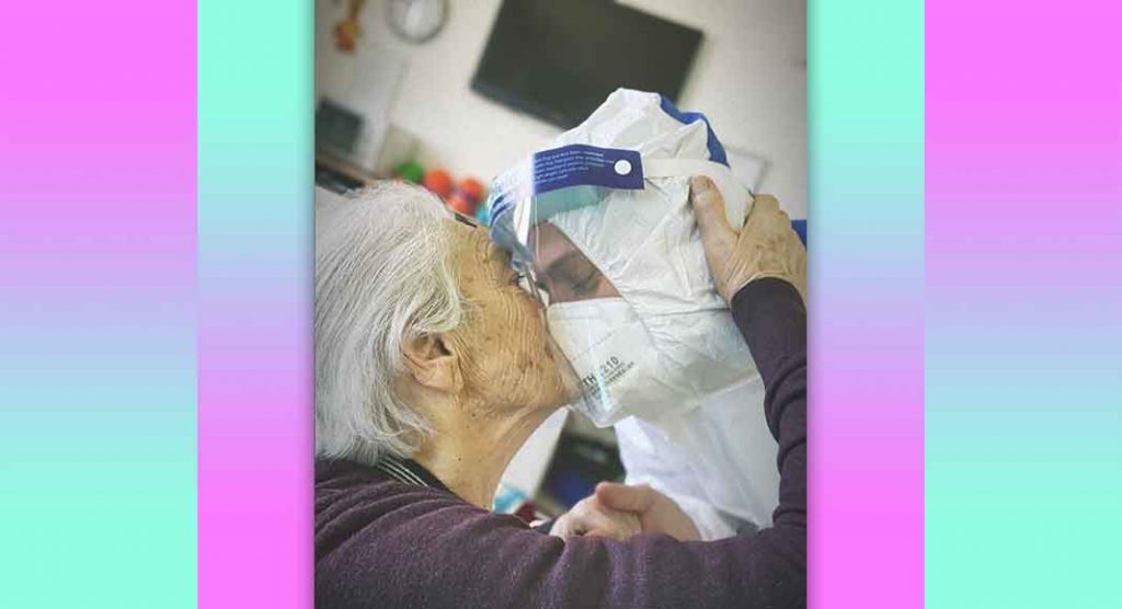 La foto simbolo dell'amore degli operatori sanitari verso gli anziani