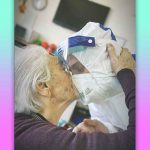 La foto simbolo dell'amore degli operatori sanitari verso gli anziani