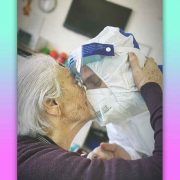 La foto simbolo dell'amore degli operatori sanitari verso gli anziani 2 La foto simbolo dell'amore degli operatori sanitari verso gli anziani