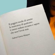 "Il peggior modo di sentire la mancanza di qualcuno è esserci seduto accanto e sapere che non l'avrai mai" di Márquez 3 citazione-marquez