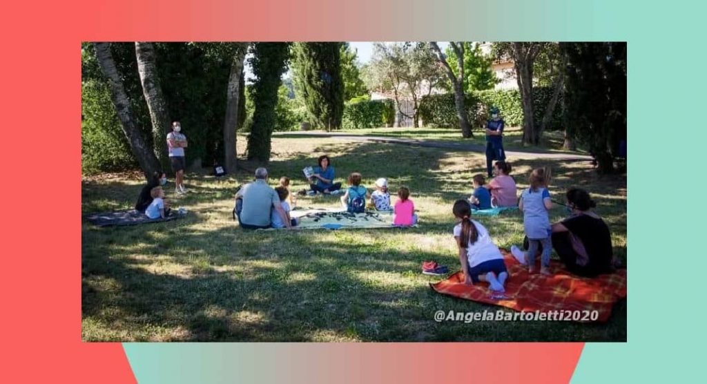 Maestra organizza incontri al parco per leggere libri ai bambini. E' polemica