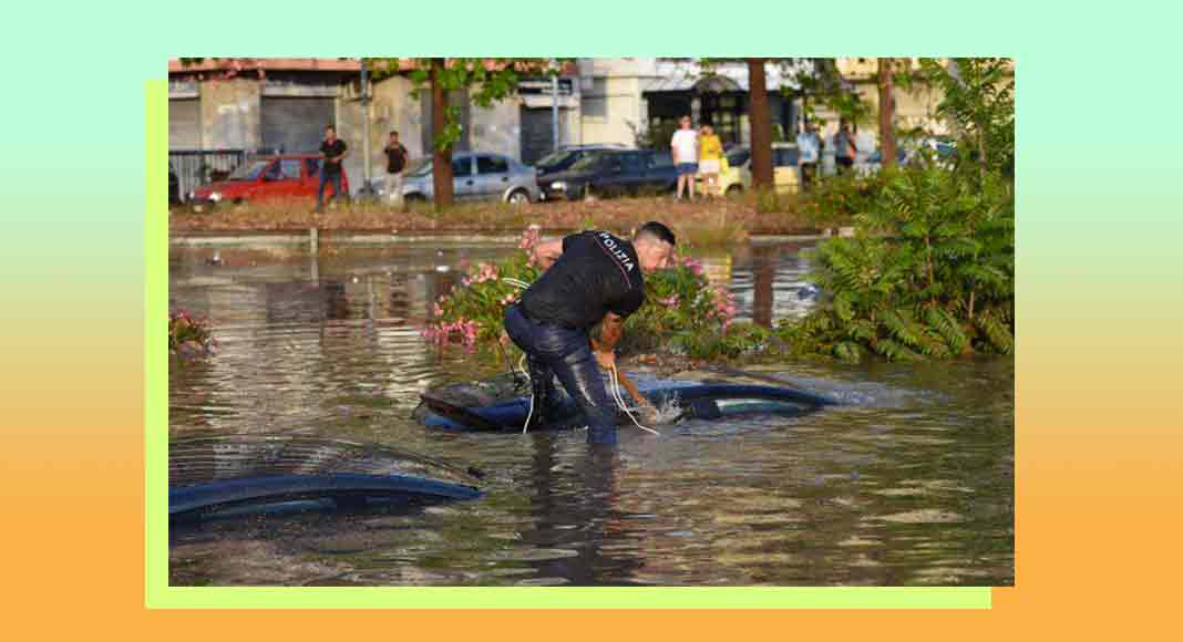Palermo, la foto simbolo del poliziotto in soccorso dopo l'alluvione