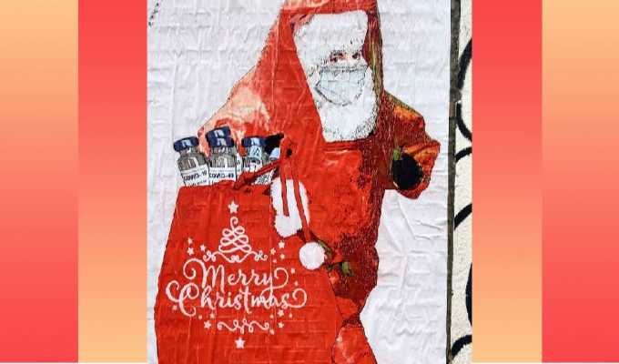 "Babbo Natale ai tempi del Covid" porta il vaccino: il murale a Milano