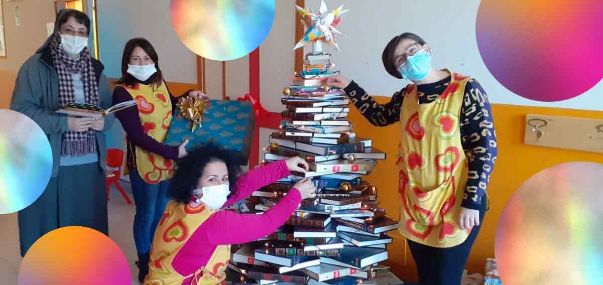 L'albero di Natale con i libri per riscoprire la ricchezza della lettura
