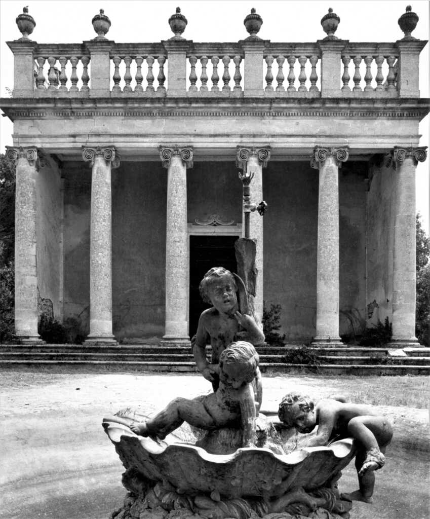  Una grande conchiglia accoglie il gruppo scultoreo di tre putti e una tartaruga. Foto storica di Giuseppe Leone. 
