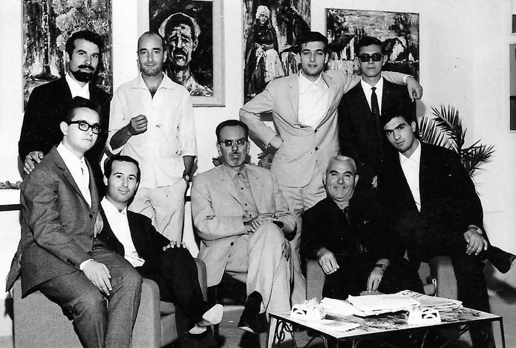 Arturo di Modica e gli altri partecipanti alla mostra. Vittoria 1964.