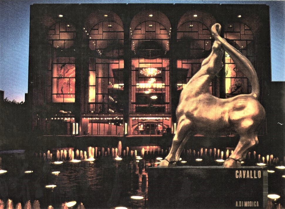   Il Cavallo esposto nella piazza del Lincoln Center il giorno di San Valentino. New York, 1985.