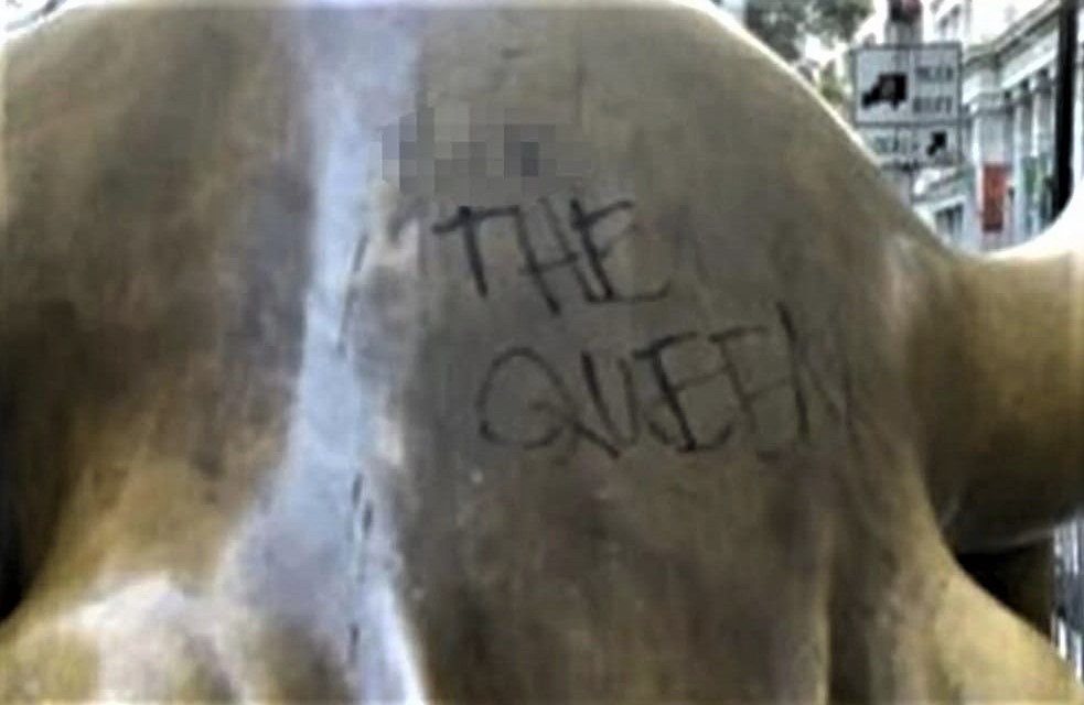 Il 9 settembre 2022, un giorno dopo la morte della regina Elisabetta II, degli sconosciuti hanno usato un pennarello per deturpare la fronte del toro con la scritta ‘’F--K THE QUEEN’’.