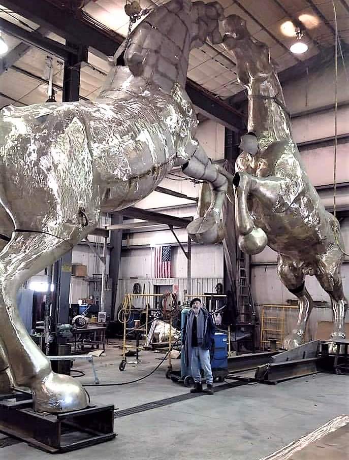 Modello dei cavalli dell’Ippari – I cavalli di 8 metri nella fonderia di NY. - L’artista tra i suoi cavalli ipparini nella fase che precede la colata in piombo. 