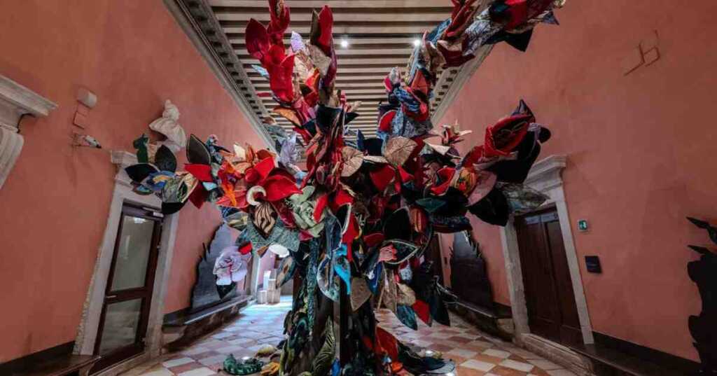 L'albero della vita di Carla Tolomeo in mostra a Venezia