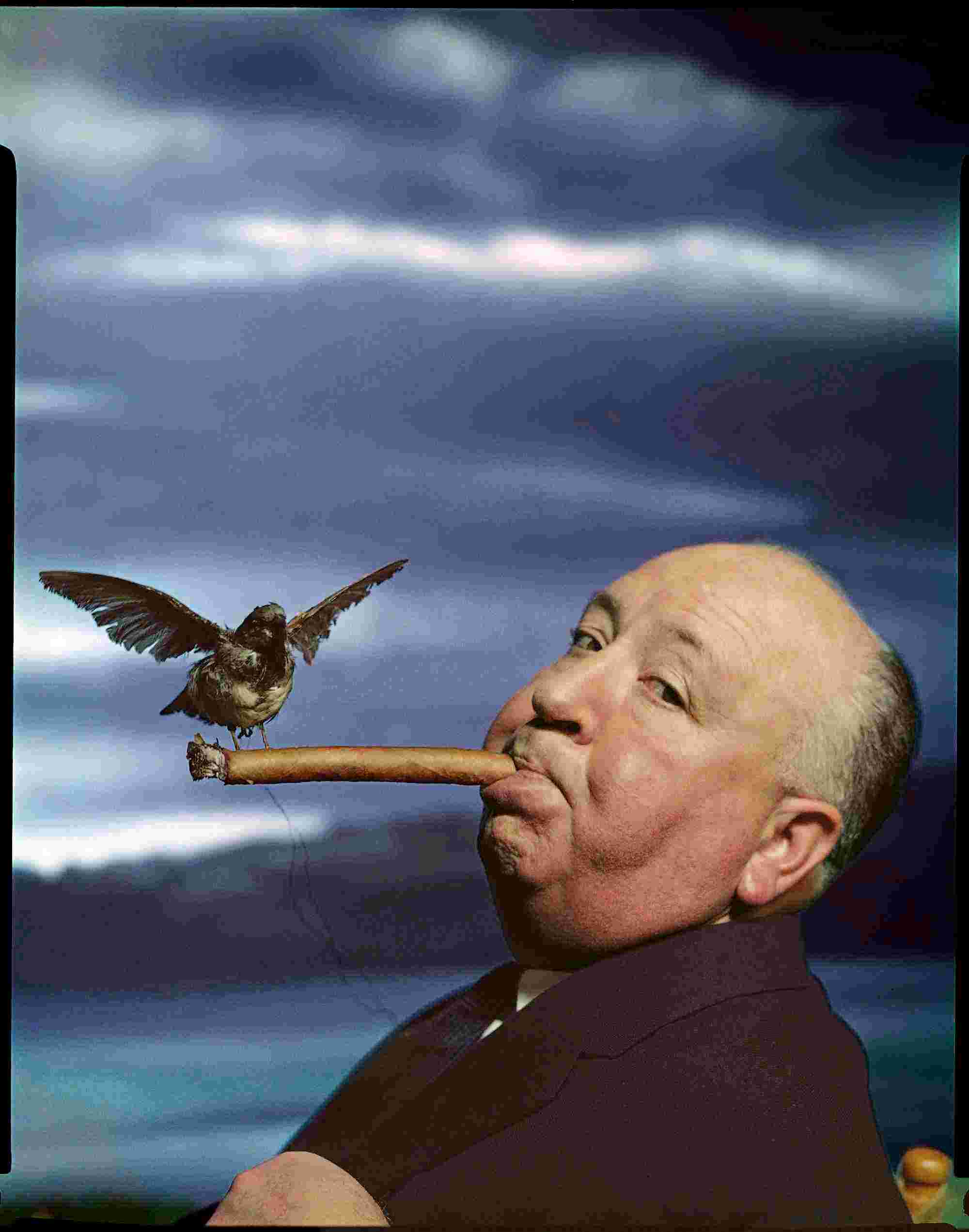 Il regista Alfred Hitchcock sul set del film Gli uccelli, 1962;